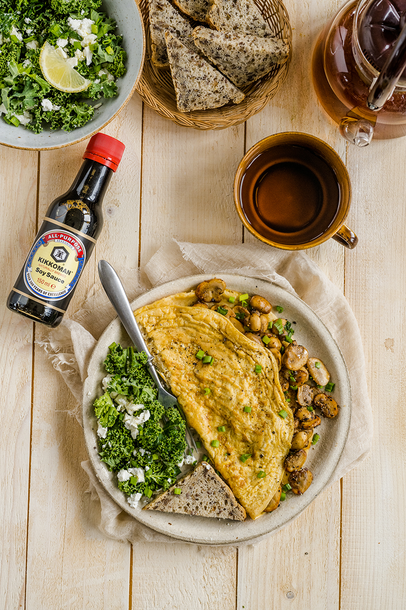 Omelette aux champignons, chou frisé et feta