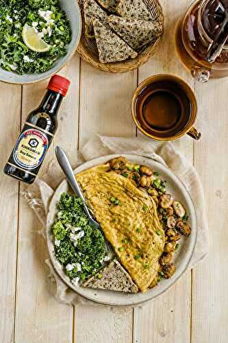 Omelette aux champignons, chou frisé et feta