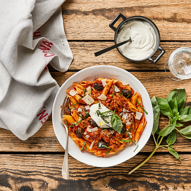 Penne au ragù d’épaule d’agneau à la tomate et aux olives noires