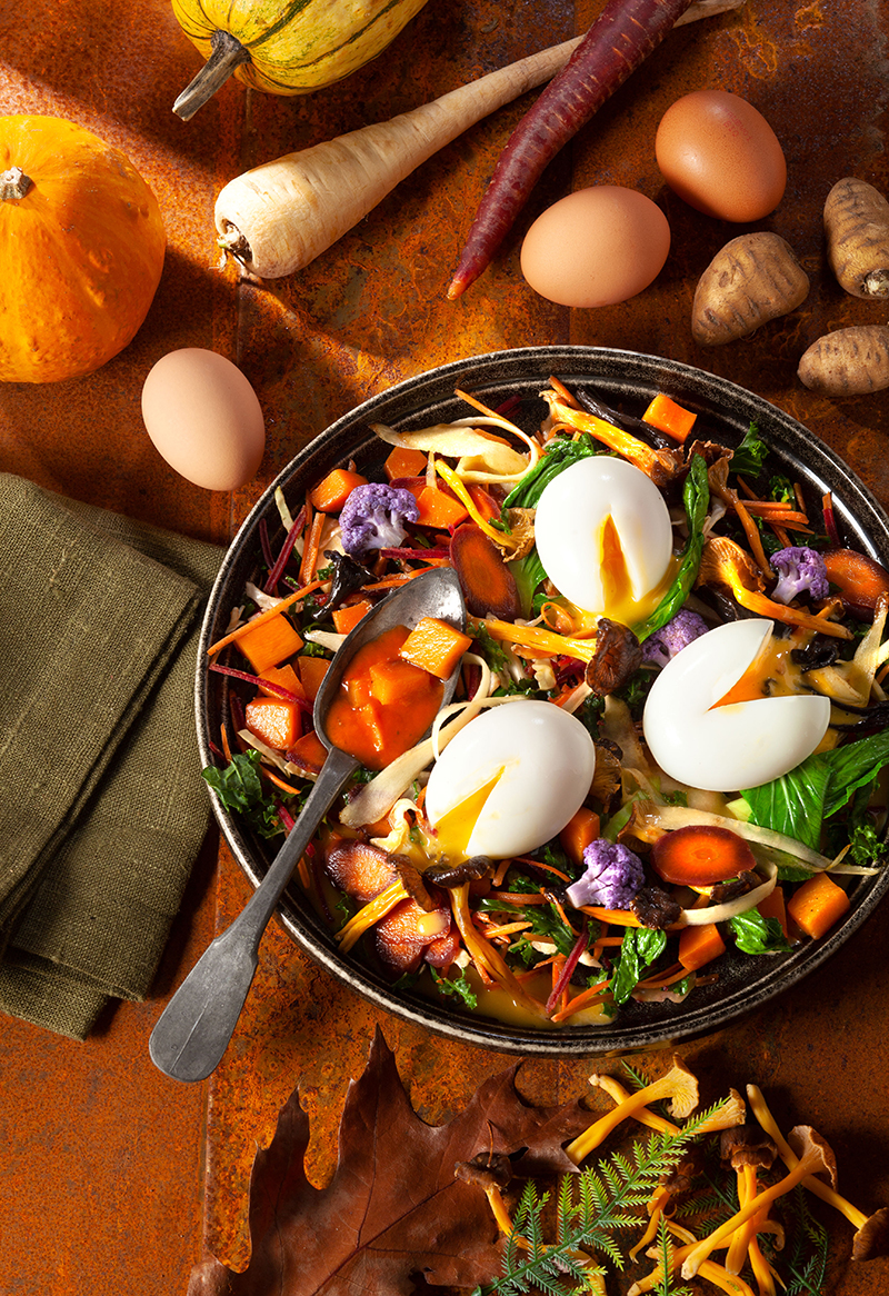 Poêlée d’automne aux légumes-racines, champignons et œufs mollets