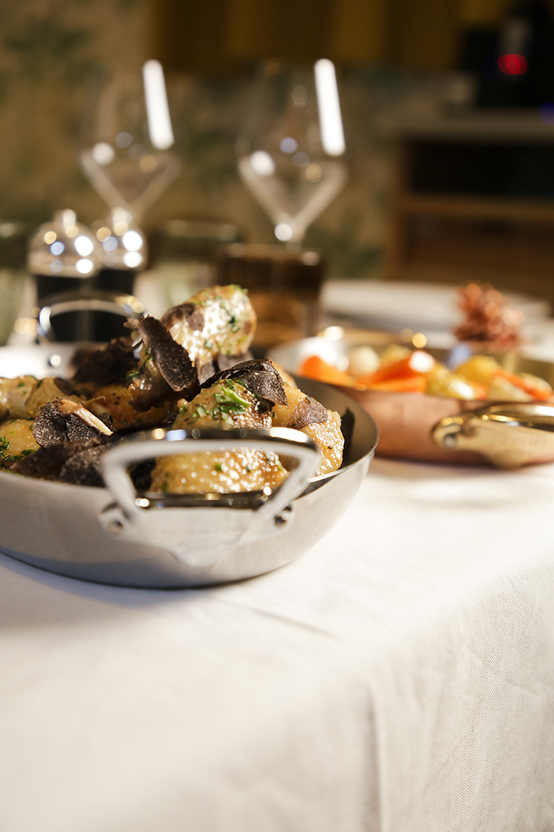 Fricassée de poulet de Bresse, truffe noire et légumes d’hiver