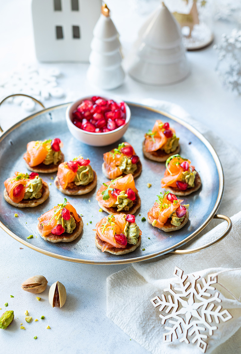 Mini blinis à la crème de pistache, saumon fumé & grenade