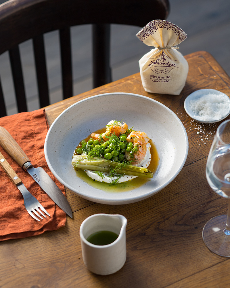 Petits pois fumés et langoustines du Croisic grillées à la Fleur de Sel Le Guérandais