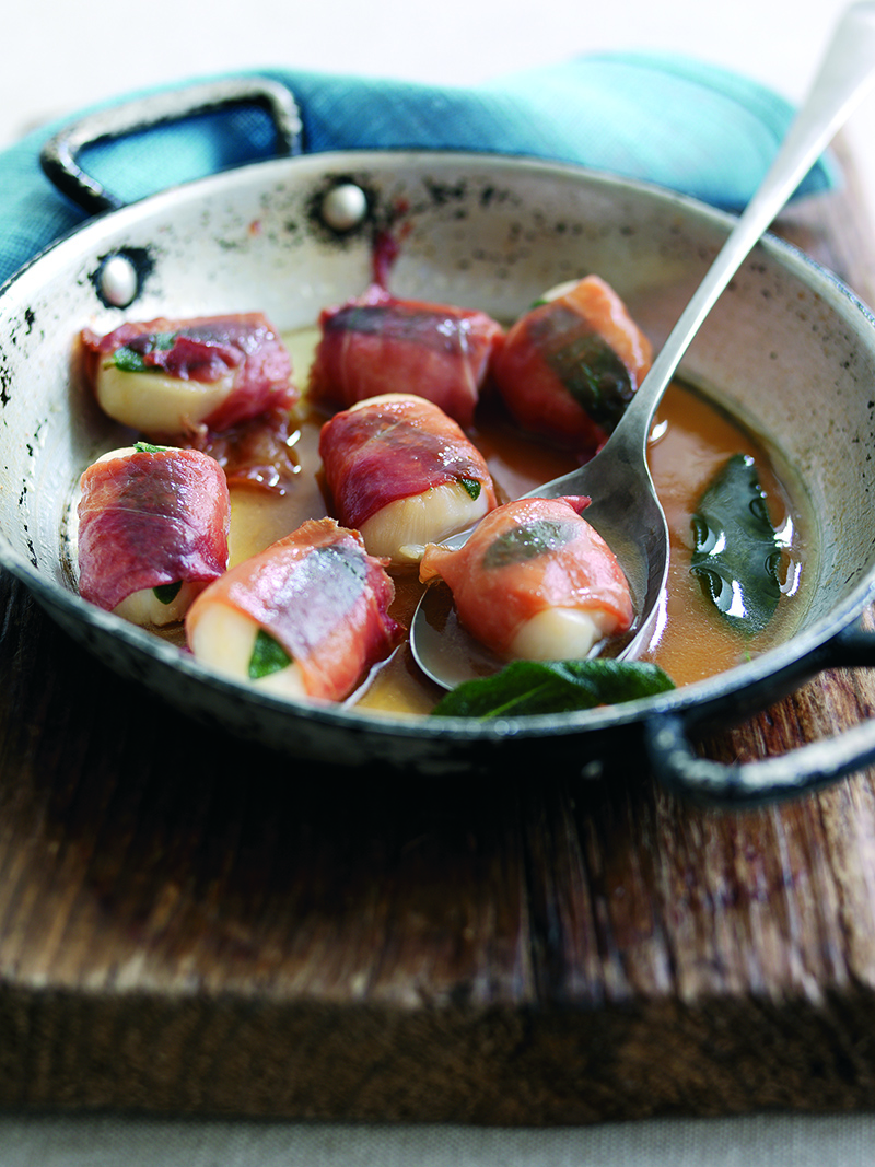 Coquilles Saint-Jacques enrobées de jambon de Parme et de sauge, sauce Marsala