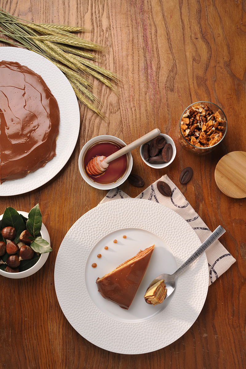 Gâteau de crêpes au chocolat, miel de châtaignier et praliné