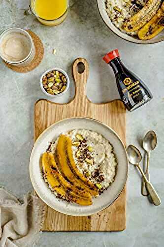 Porridge de millet avec banane caramélisée