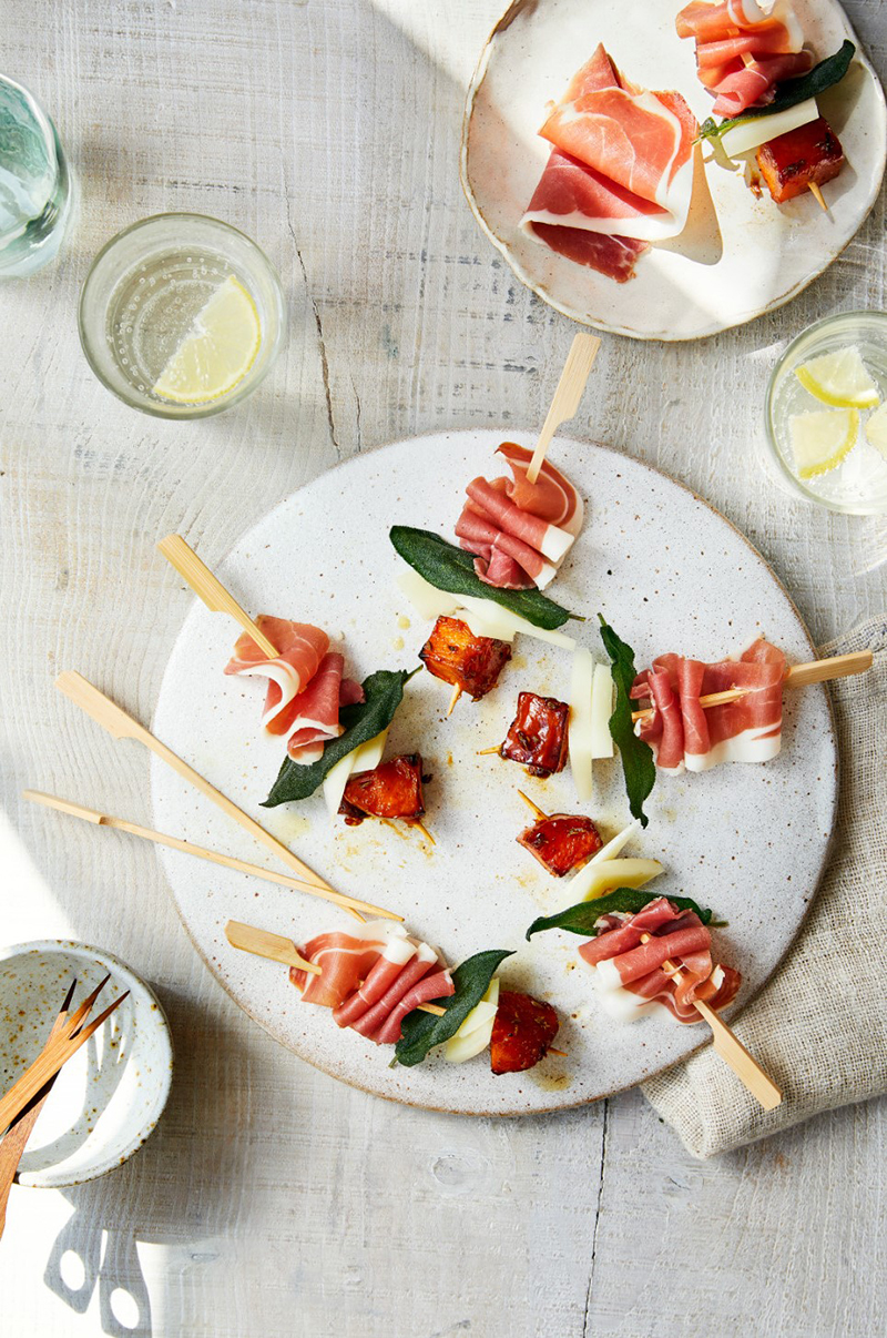 Brochettes de jambon de Parme, feuilles de sauge et courge jaune