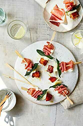 Brochettes de jambon de Parme, feuilles de sauge et courge jaune