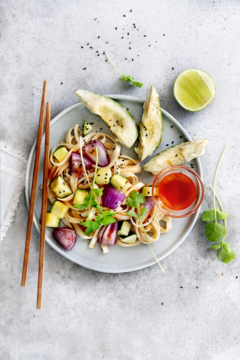 Nouilles au piment doux avec tempura d’avocat