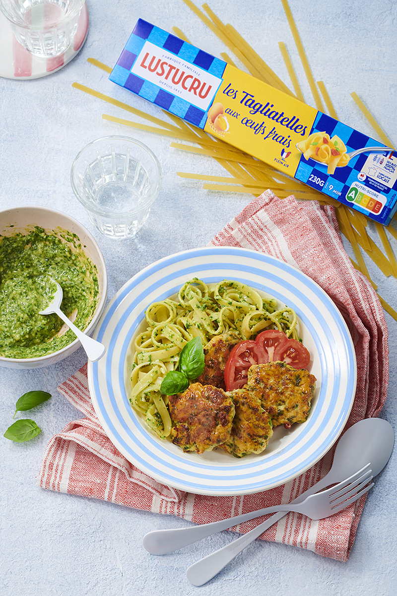 Tagliatelles au pesto de fanes de radis et croquettes de poulet