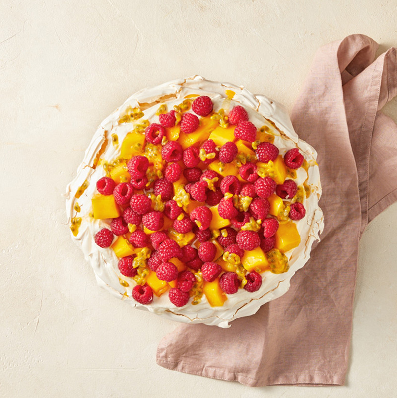 Pavlova framboise, passion et mangue