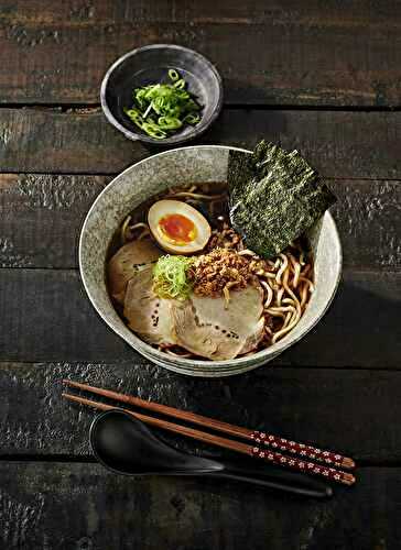 Ramen au jambon et œufs marinés