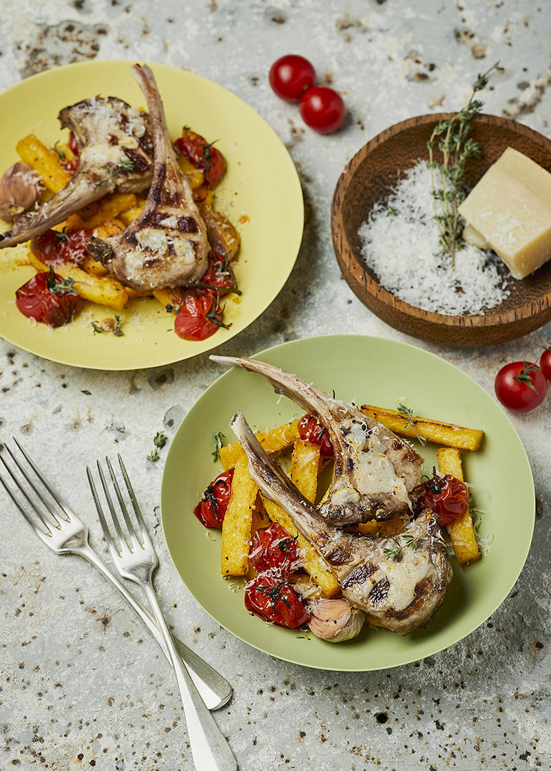 Côtelettes d’agneau grillées au parmesan et frites de polenta