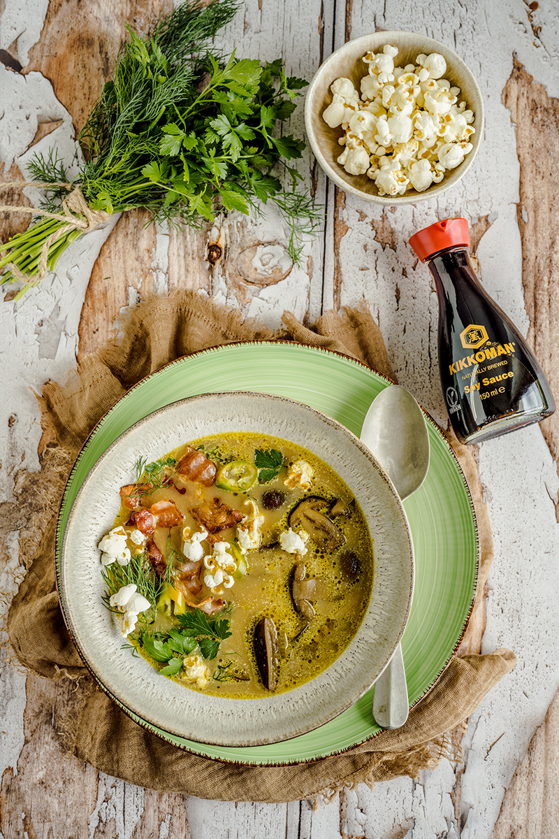 Soupe aux champignons avec bacon croustillant et pop-corn