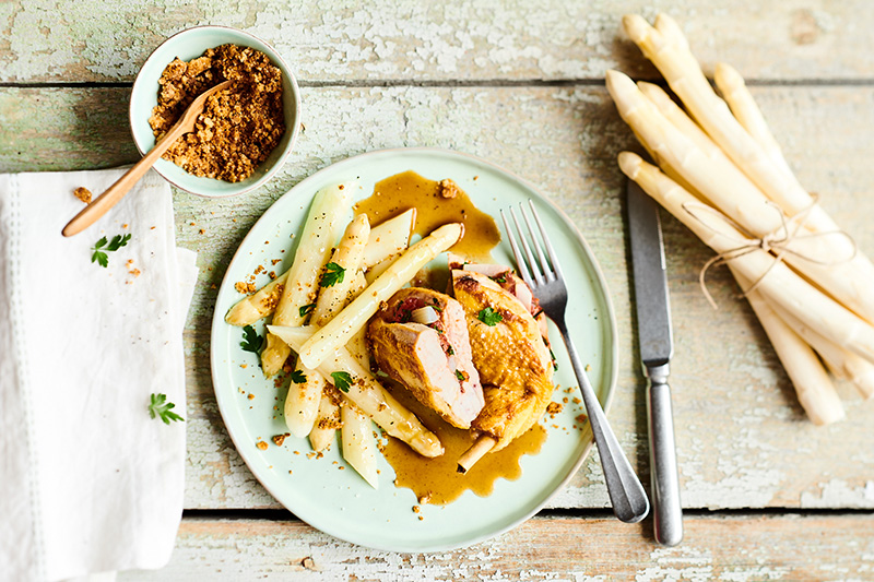 Suprême de poulet farci aux asperges, asperges blanches de France sablées au parmesan