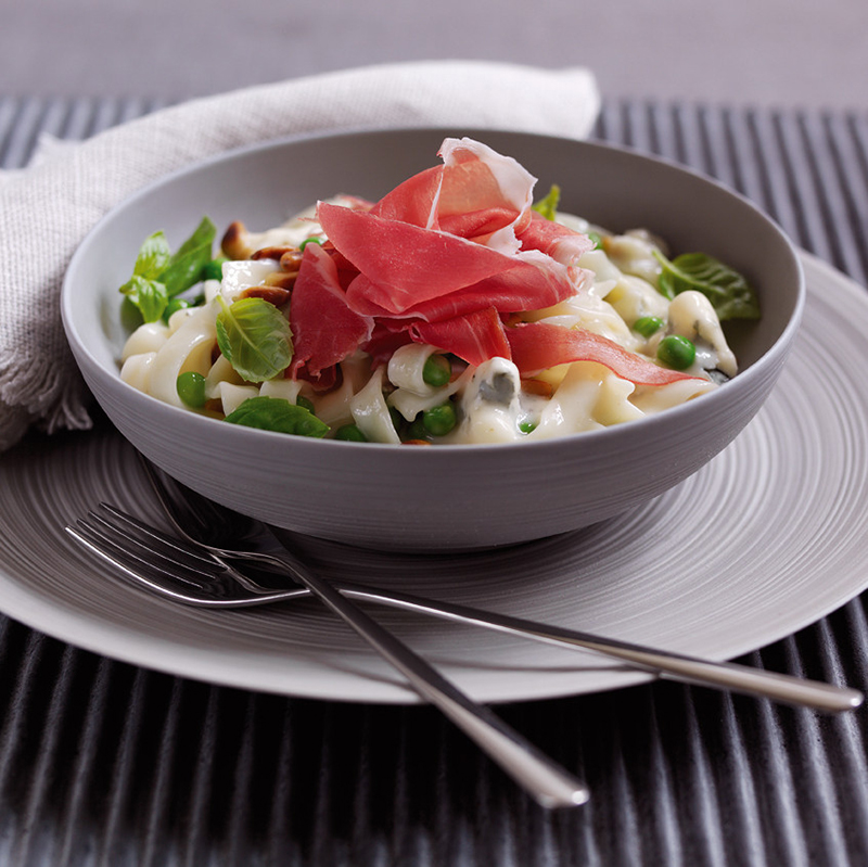 Tagliatelles au jambon de Parme, petits pois et fromages italiens