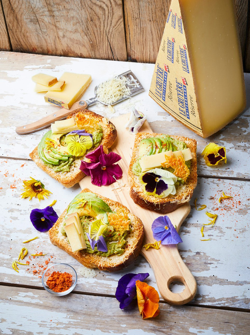 Tartines gratinées au Gruyère AOP Suisse et aux fleurs de pensée-viola