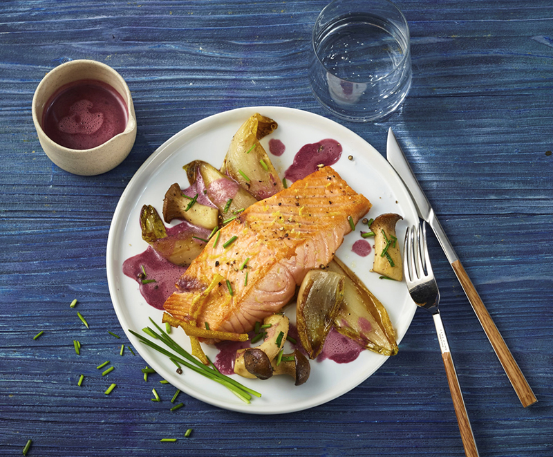 Saumon au citron, endives, pleurotes et sauce au vin rouge