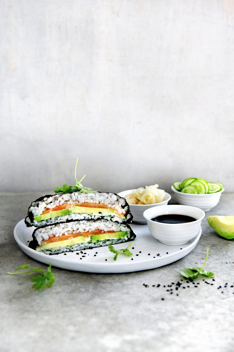 Sandwich sushi avocat, saumon et mayonnaise au gingembre