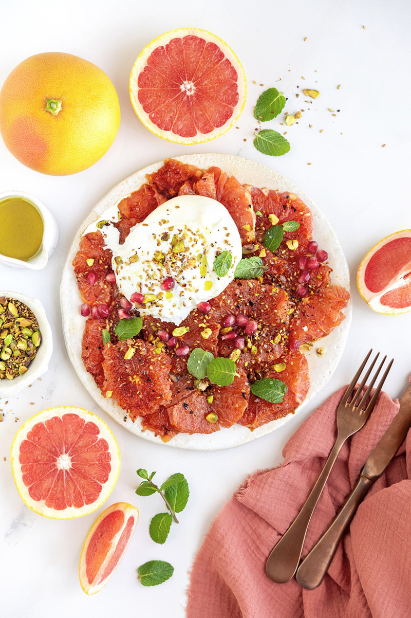 Carpaccio de pomelo de Corse IGP rôti, burrata & dukkah
