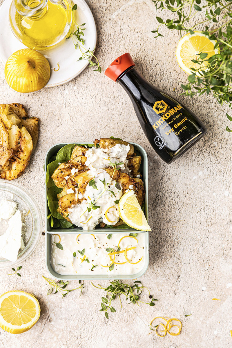 Écrasé de pommes de terre au soja, citron et sauce au yaourt, thym et feta
