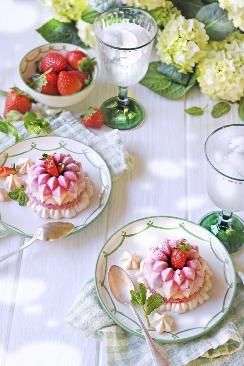 Glace à la fraise-hibiscus sur sa meringue