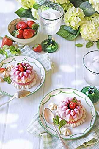 Glace à la fraise-hibiscus sur sa meringue