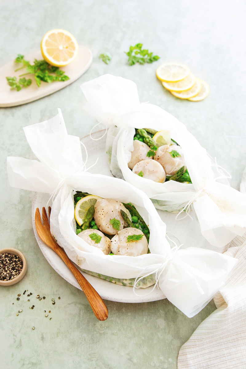 Papillote de noix de Saint-Jacques aux asperges et petits pois