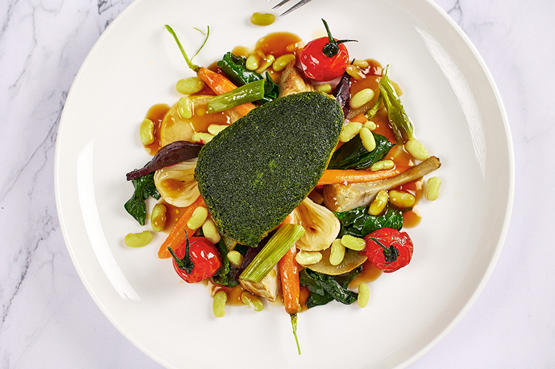 Suprême rôti en croûte d’herbes, légumes sautés