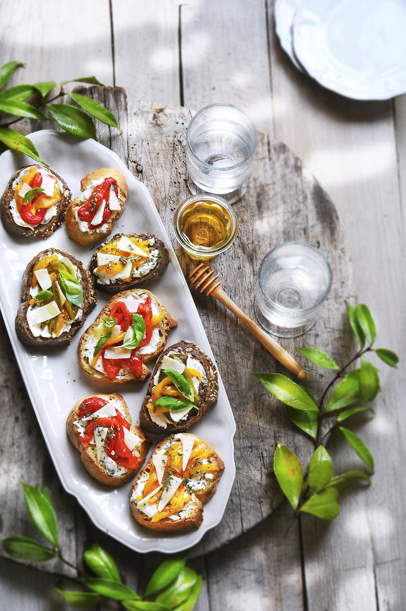 Tartines fromagères et trio de poivrons