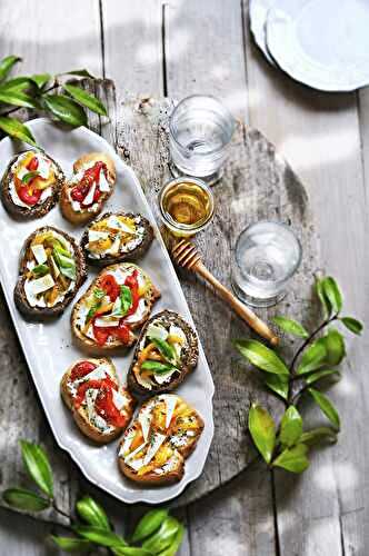 Tartines fromagères et trio de poivrons
