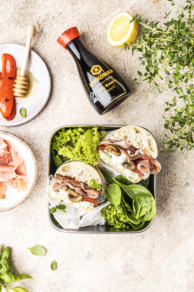 Ciabatta avec poivrons grillés, burrata, prosciutto crudo et champignons caramélisés