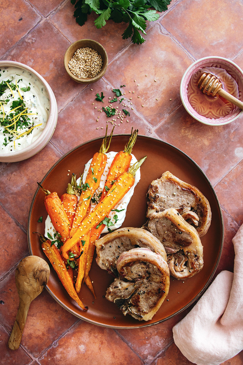 Côtes filet d’agneau, carottes rôties au miel et sésame