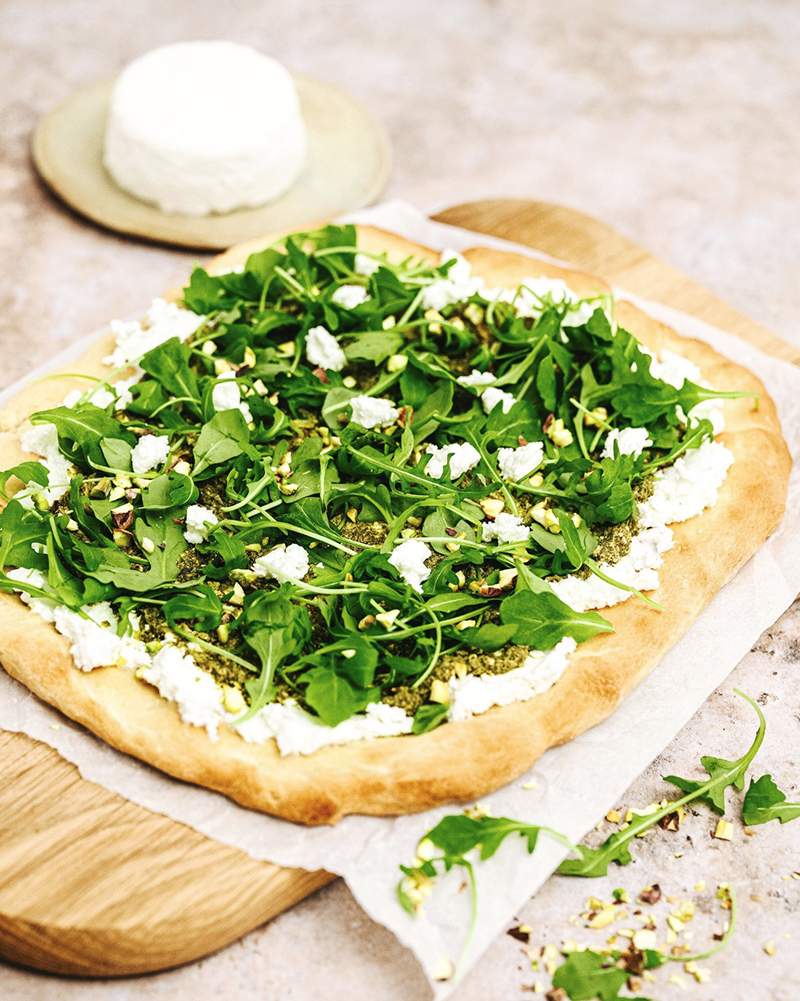 Pizza verte pesto de roquette et pistaches, et chèvre frais