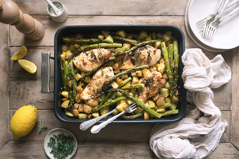 Poulet miel et citron, pommes de terre primeur rôties & asperges