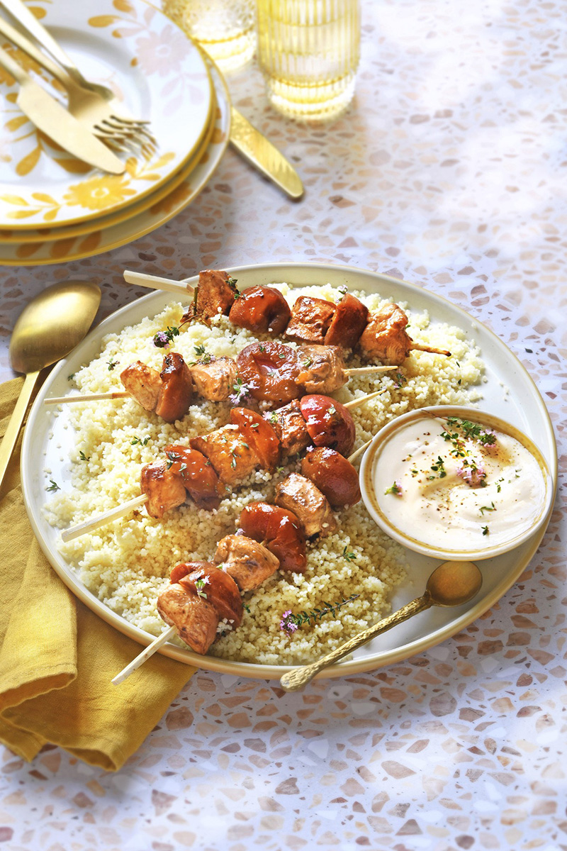 Brochettes de poulet aux abricots sauce yaourt/cacahuètes