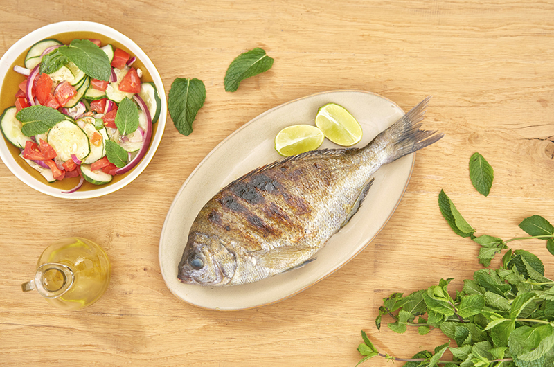 Dorades grises grillées et salade marocaine