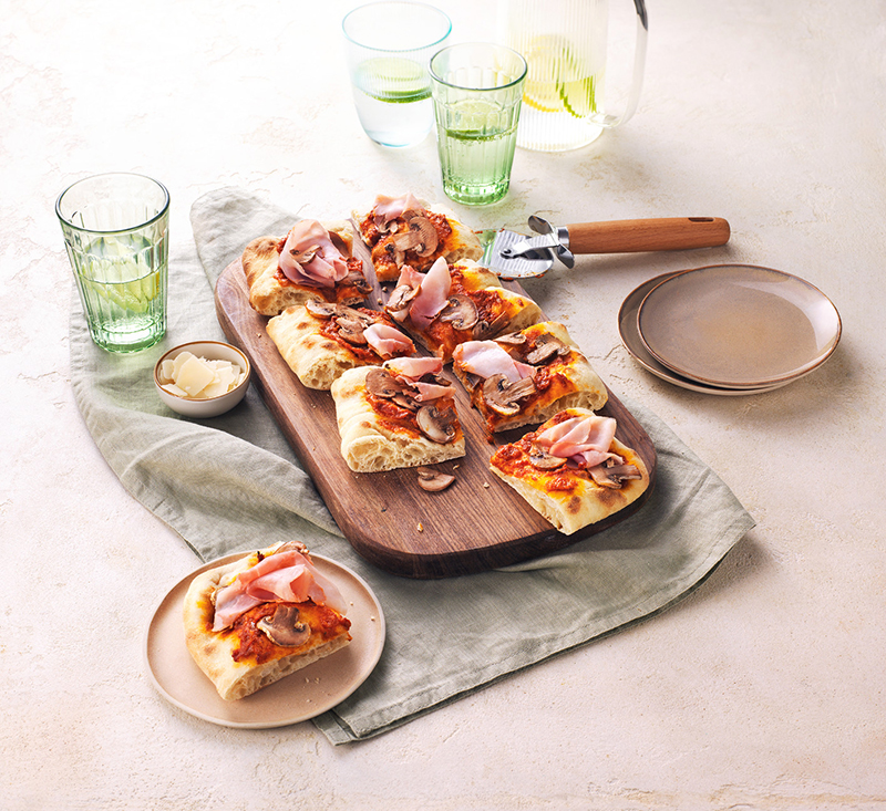 Pinsa à la tomate, jambon & champignons