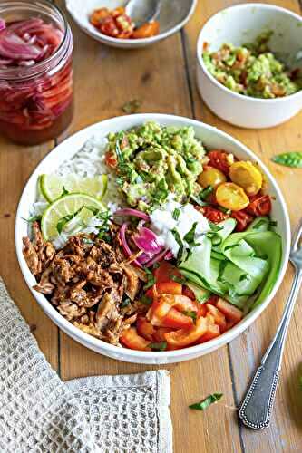 Rainbow bowl de cuisse de pintade française effilochée, riz & pesto maison