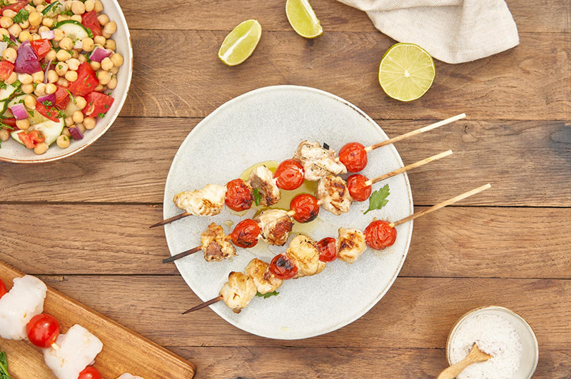 Brochettes de lotte aux tomates cerises et salade de pois chiches