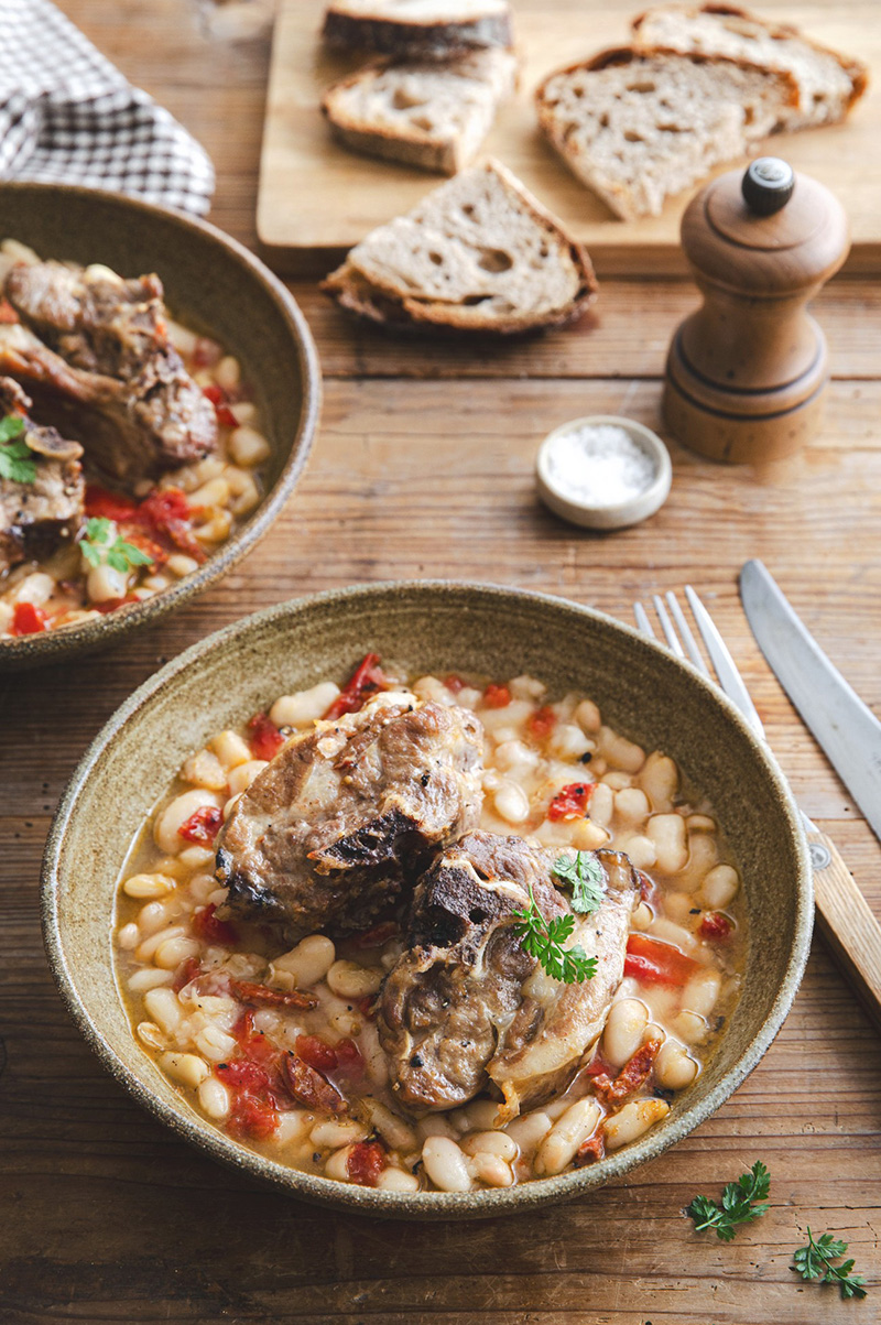 Mijoté de collier d’agneau, haricots blancs et chorizo