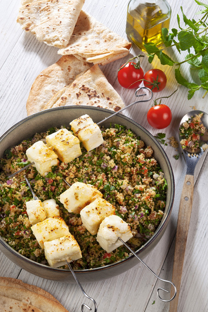 Taboulé vert et brochettes de feta grillées