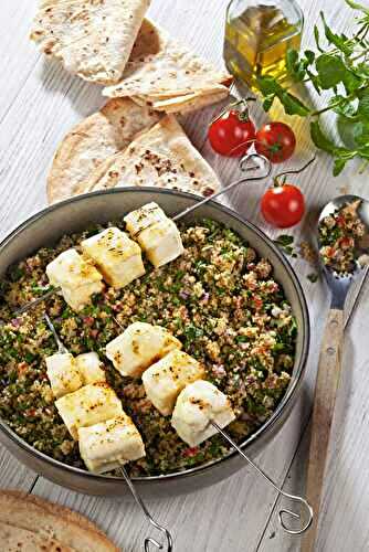 Taboulé vert et brochettes de feta grillées