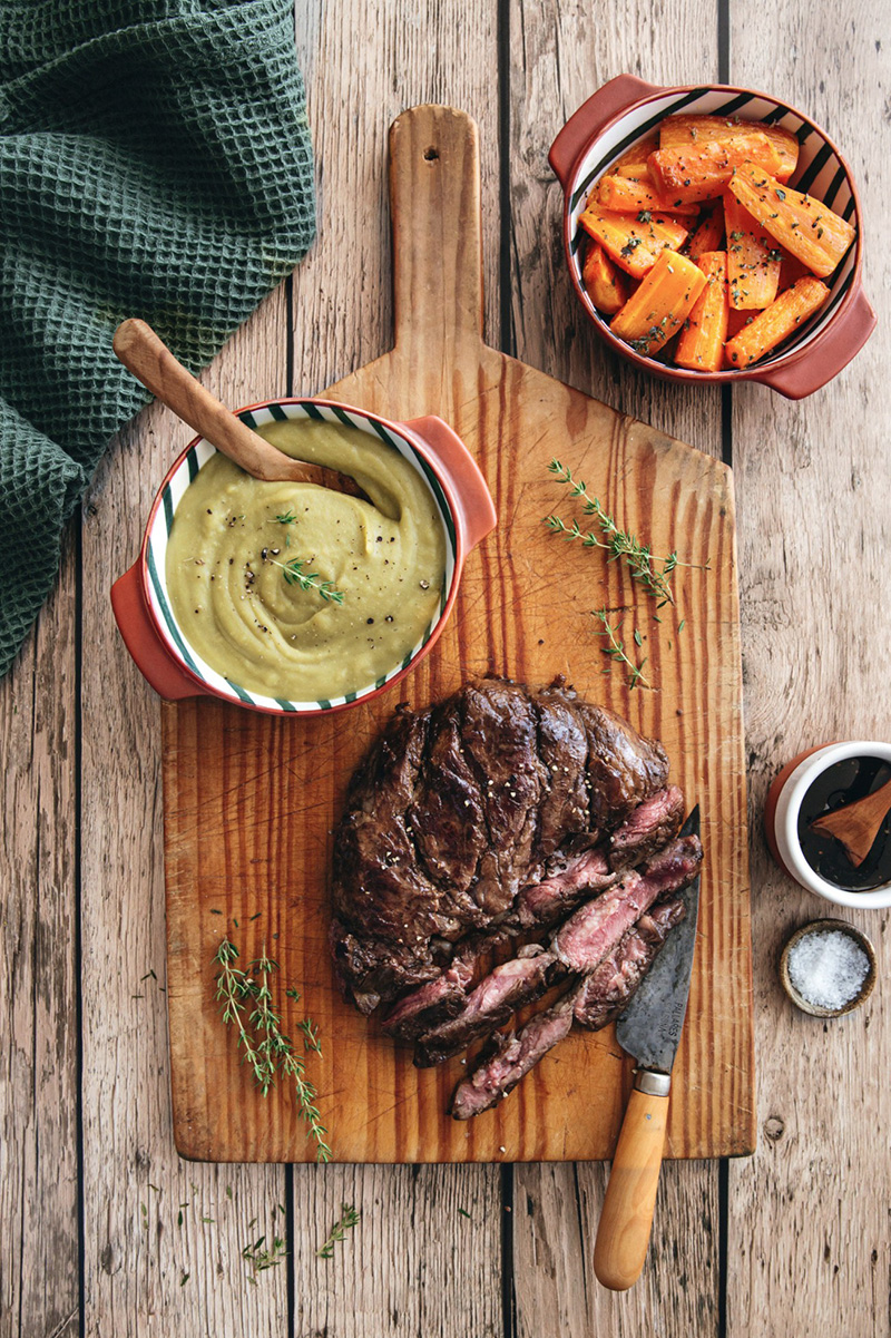 Araignée de bœuf laquée, purée de pois cassés et carottes rôties