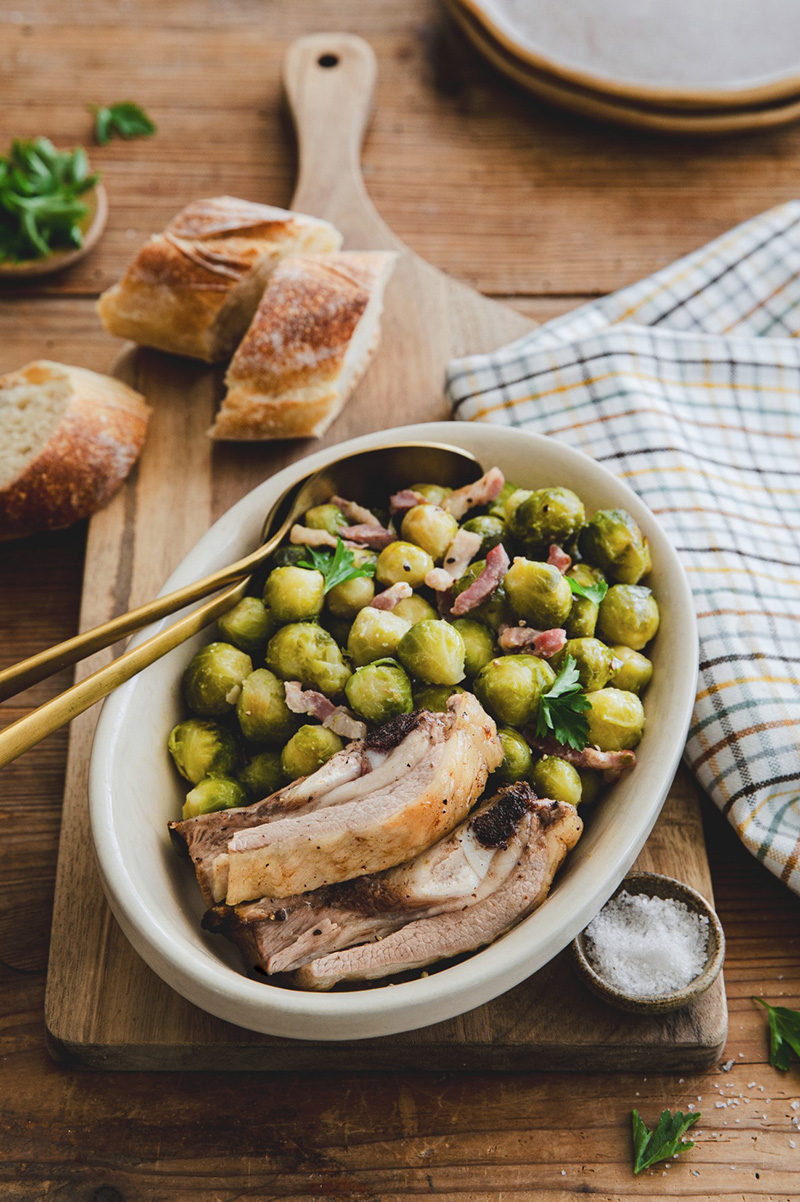 Poitrine d’agneau grillée, choux de Bruxelles braisés aux lardons