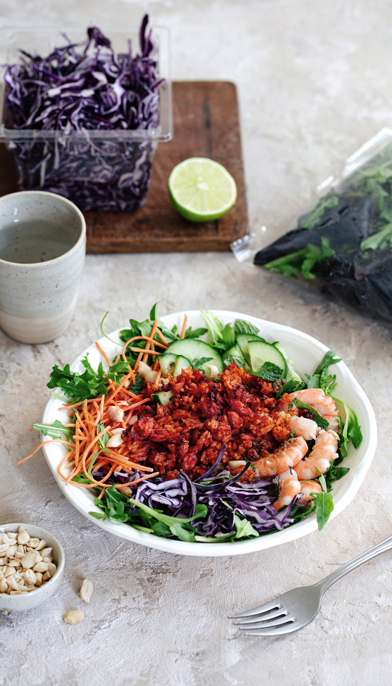 Salade de mesclun et légumes prêts à l’emploi, riz croustillant