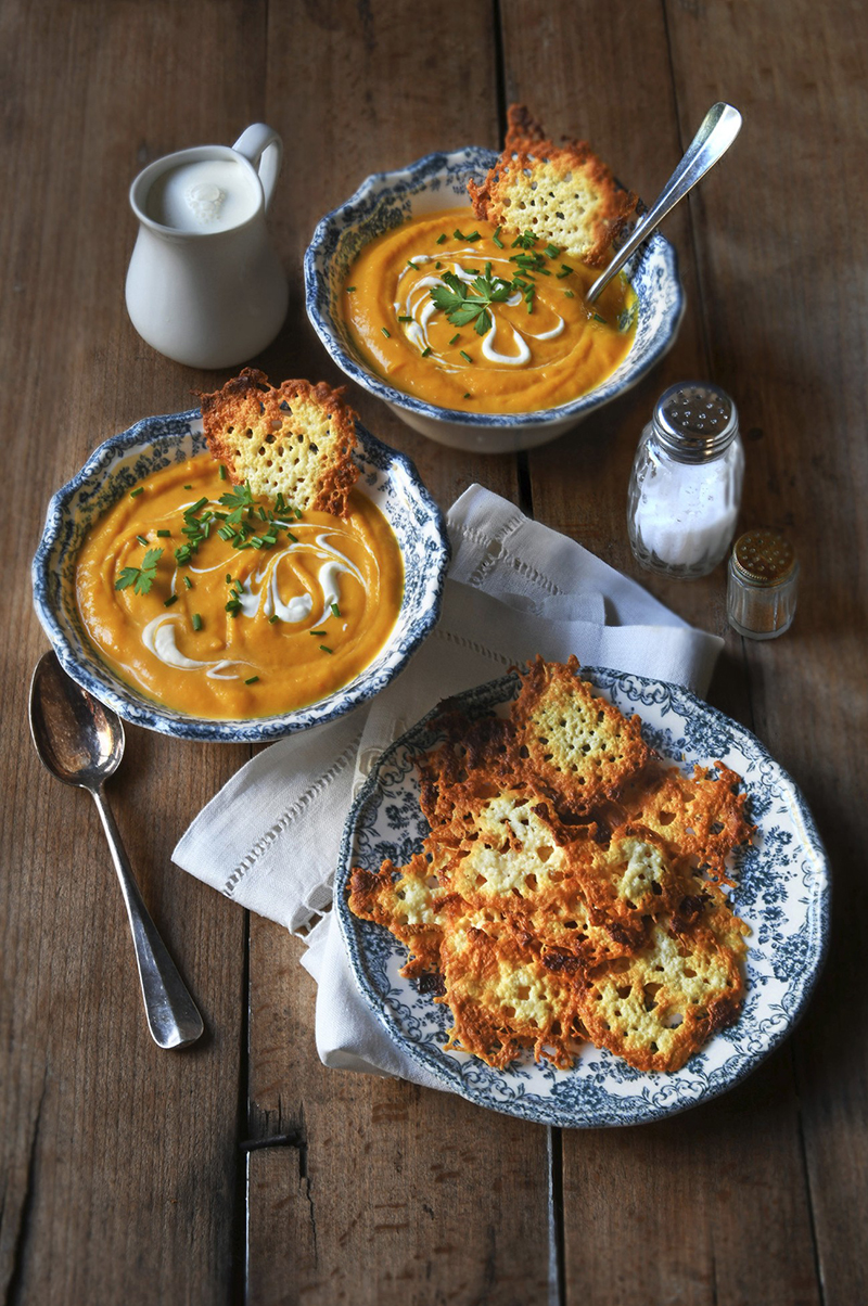 Velouté de potimarron et ses tuiles fromagères
