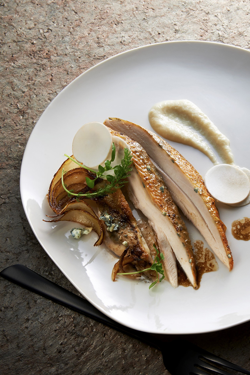 Chapon farci aux champignons et au Saint Agur®