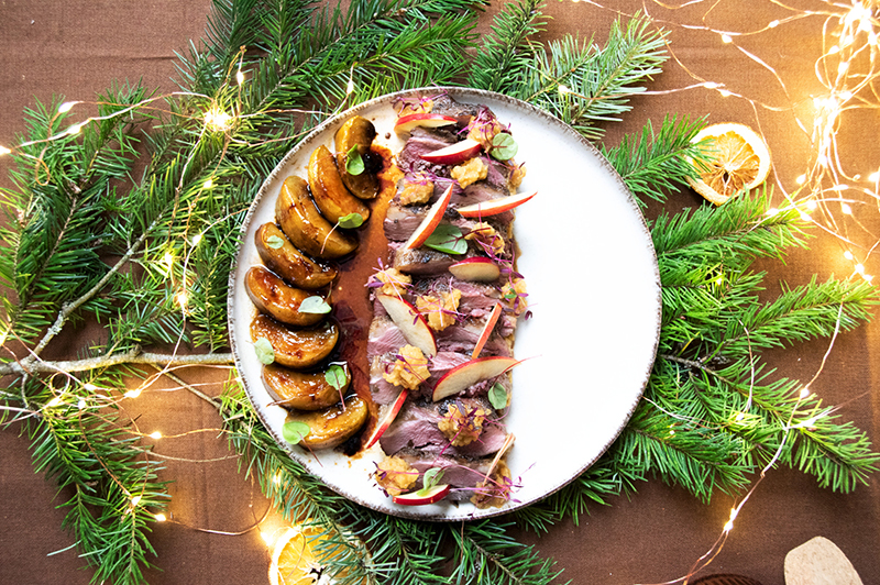 Magret de canard farci, sauce au pommeau et pomme