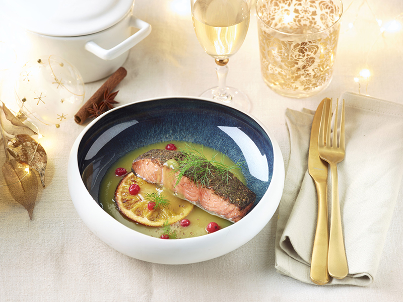 Pavé de saumon MOWI® aux Épices de Noël, sauce aux agrumes